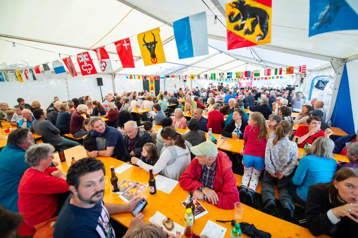 Blick in das gut gefüllte Festzelt an der Bundesfeier in Wetzikon.